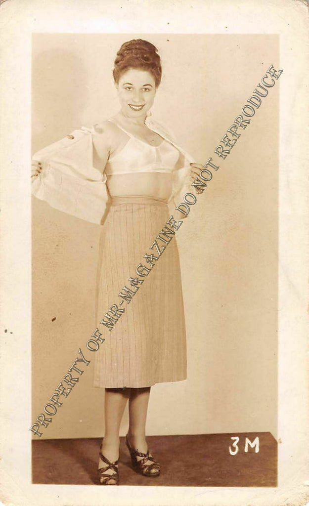 Adult Vintage 1950s B&W Photo 2.5x4 Sexy Brunette Pin Up Model Undressing 59FG