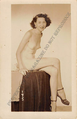 Adult B&W Photo 1940s/50s 2.5x4" Beautiful Brunette Posing Nude Seductively 45MF