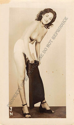 Adult B&W Photo 1940s/50s 2.5x4 Beautiful Brunette Seductively Undressing 37MH