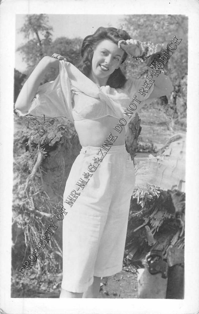 Adult B&W Photo Vintage 2.5x4" Sexy Brunette Outdoors Nude Stripping 21FS