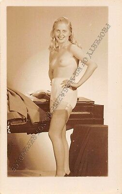 Adult B&W Photo 1940s/50s 2.5x4 Beautiful Blonde Nude Posing Seductively 176MH