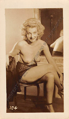 Adult B&W Photo 1940s/50s 2.5x4 Beautiful Blonde Nude Posing Seductively 220MH