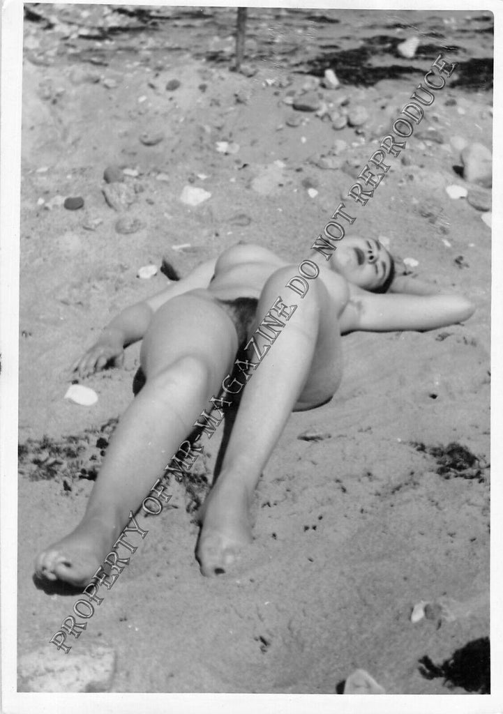 Adult Vintage 1950s B&W Photo 4x6 Sexy Brunette Nude Hairy Pussy on Beach 94FE