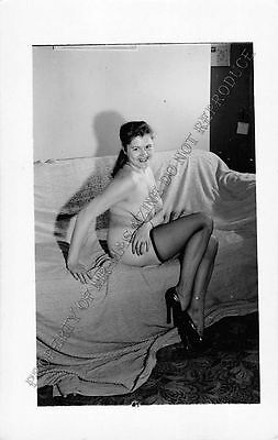 Adult B&W Photo 1940s/50s 2.5x4 Beautiful Brunette Posing Nude Pin Up 189MG
