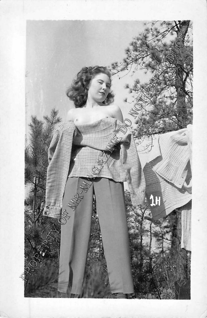 Adult B&W Photo Vintage 2.5x4" Sexy Brunette Outdoors Nude Stripping 17FS