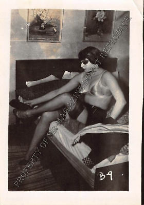 Adult Vintage B&W Photo 2.5x3 Beautiful Brunette Pinup Posing Seductive 31HU