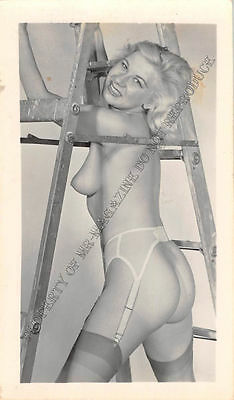 Adult B&W Photo 1940s/50s 2.5x4 Beautiful Blonde Nude Posing Seductively 190MH
