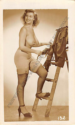 Adult B&W Photo 1940s/50s 2.5x4 Beautiful Blonde Nude Posing Seductively 232MH