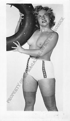Adult B&W Photo 1940s/50s 2.5x4 Beautiful Brunette Posing Topless Pin Up 84MG