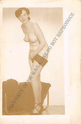 Adult B&W Photo 1940s/50s 2.5x4 Beautiful Brunette Posing Topless Pin Up 28MG