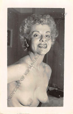 Adult B&W Photo 1940s/50s 2.5x4 Beautiful Blonde Nude Posing Seductively 183MH