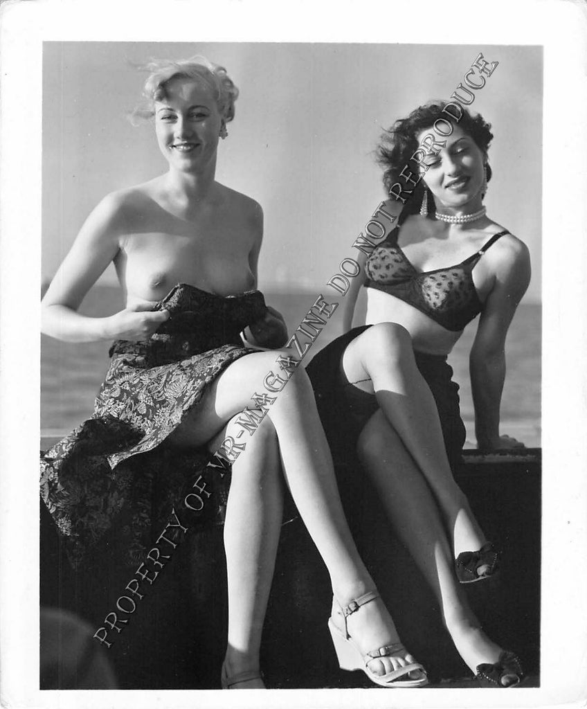 Adult Vintage 1950s B&W Photo 4x5 Beautiful Lesbians Topless Outdoors Sexy 85FF