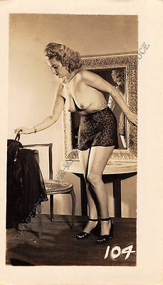 Adult B&W Photo 1940s/50s 2.5x4 Beautiful Blonde Nude Posing Seductively 222MH
