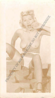 Adult B&W Photo 1940s/50s 2.5x4 Beautiful Blonde Nude Posing Seductively 212MH