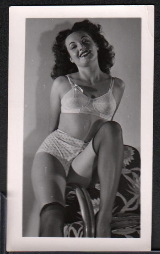 1950s Pinup B&W Risque Photo 2.5"x4" Brunette Posing Sexy Cheesecake AA116