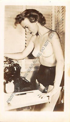 Adult B&W Photo 1940s/50s 2.5x4 Beautiful Brunette Posing Topless Pin Up 57MG