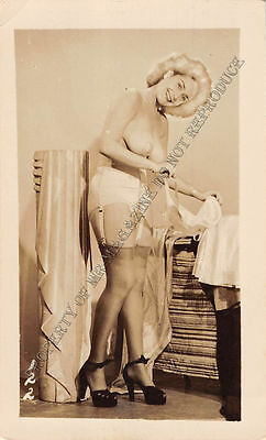 Adult B&W Photo 1940s/50s 2.5x4 Beautiful Brunette Posing Topless Pin Up 48MG