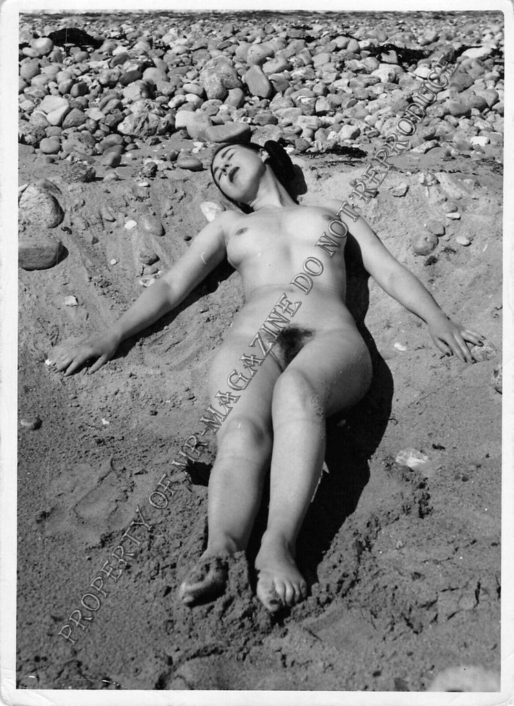 Adult Vintage 1950s B&W Photo 4x6 Sexy Brunette Nude Hairy Pussy on Beach 92FE