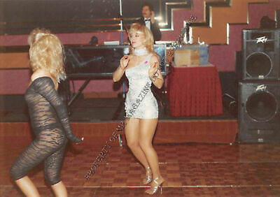Nina Hartley Candid Original 3.5x5 Photo 1990s Sexy Outfit at a Convention 111ih