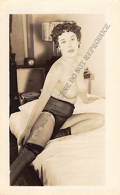 Adult B&W Photo 1940s/50s 2.5x4 Beautiful Brunette Posing Topless Pin Up 23MG