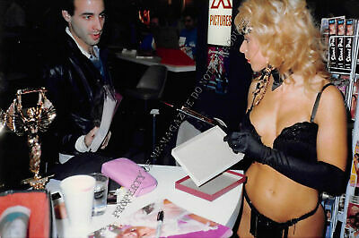 Nina Hartley Candid Original 3.5x5 Photo 1990s Sexy Outfit at a Convention 107ih