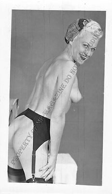 Adult B&W Photo 1940s/50s 2.5x4 Beautiful Blonde Posing Topless Pin Up 120MG