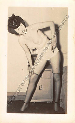 Adult B&W Photo 1940s/50s 2.5x4 Beautiful Brunette Posing Topless Pin Up 14MG