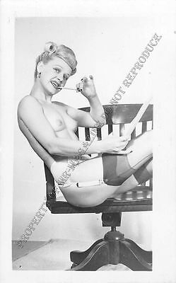 Adult B&W Photo 1940s/50s 2.5x4 Beautiful Blonde Nude Posing Seductively 206MH
