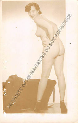 Adult B&W Photo 1940s/50s 2.5x4 Beautiful Brunette Posing Nude Pin Up 199MG