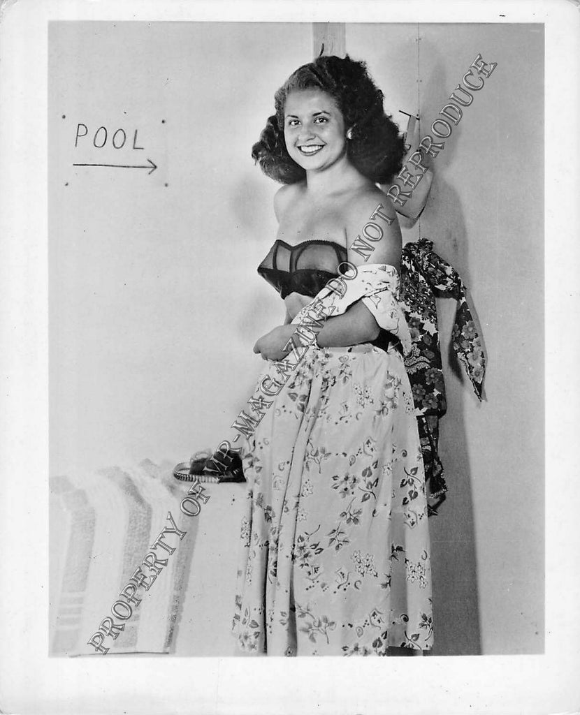 Adult Vintage 1950s B&W Photo 4x5 Sexy Brunette Taking Off Lingerie 202FF
