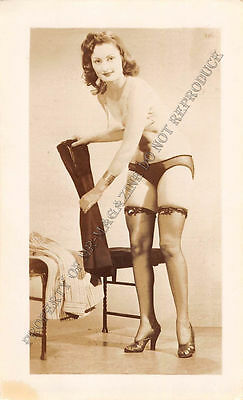 Adult B&W Photo 1940s/50s 2.5x4 Beautiful Brunette Posing Topless Pin Up 47MG