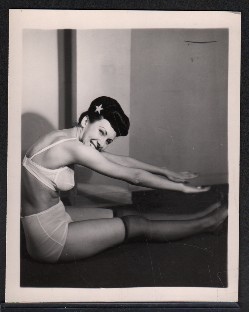 Vintage B&W Pinup Risque Photo 4"x5" Sexy Woman Cheesecake AE37