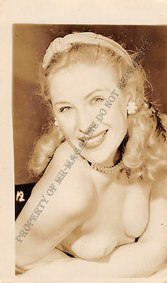 Adult B&W Photo 1940s/50s 2.5x4 Beautiful Blonde Nude Posing Seductively 178MH