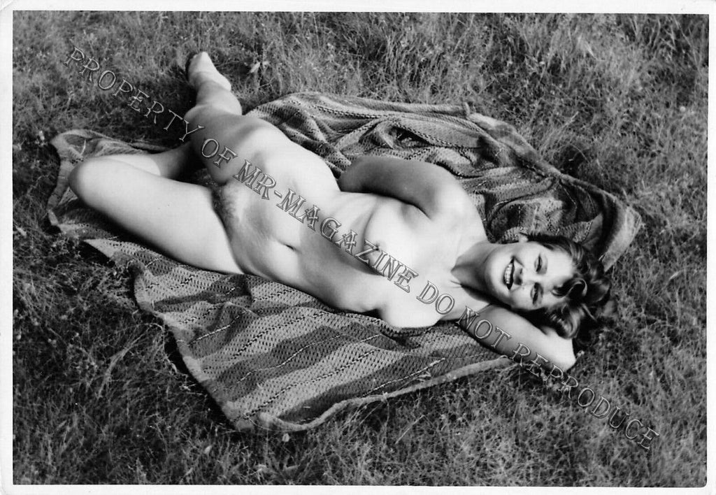 Adult Vintage 1950s B&W Photo 4x6 Sexy Brunette Nude Outdoors Hairy Erotic 81FE