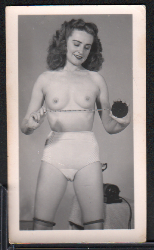 1950s Pinup B&W Risque Photo 2.5"x4" Brunette Posing Sexy Cheesecake AA99