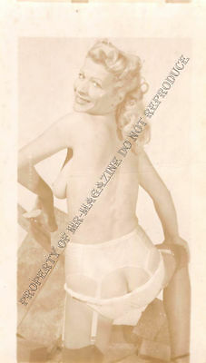 Adult B&W Photo 1940s/50s 2.5x4 Beautiful Blonde Nude Posing Seductively 213MH