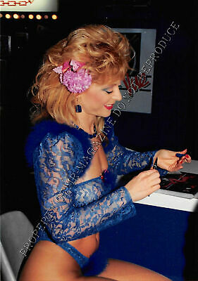 Nina Hartley Candid Original 3.5x5 Photo 1990s Sexy Outfit at a Convention 31ih
