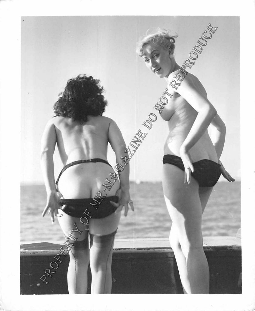 Adult Vintage 1950s B&W Photo 4x5 Beautiful Lesbians Outdoors Sexy Nude 75FF