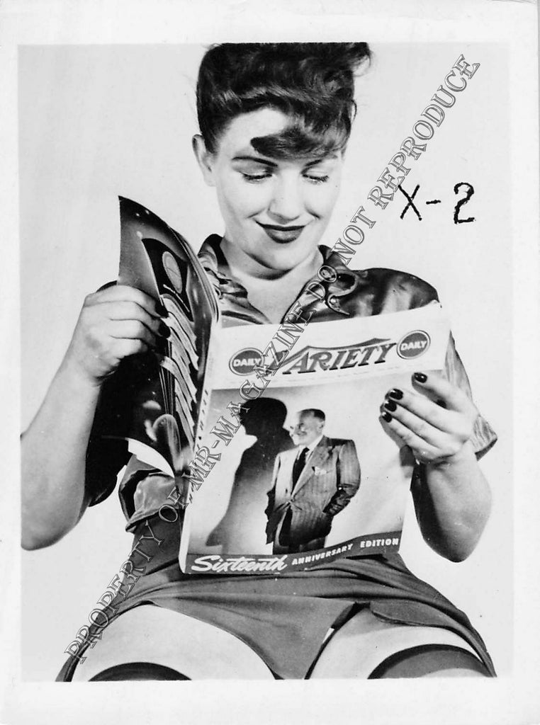 Adult Vintage 1950s B&W Photo 4x5 Beautiful Brunette Pin Up Model Reading 293FF