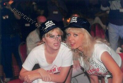 Nina Hartley Candid Original 4x6 Photo 1990s Porn Star Convention with Fan 384ig