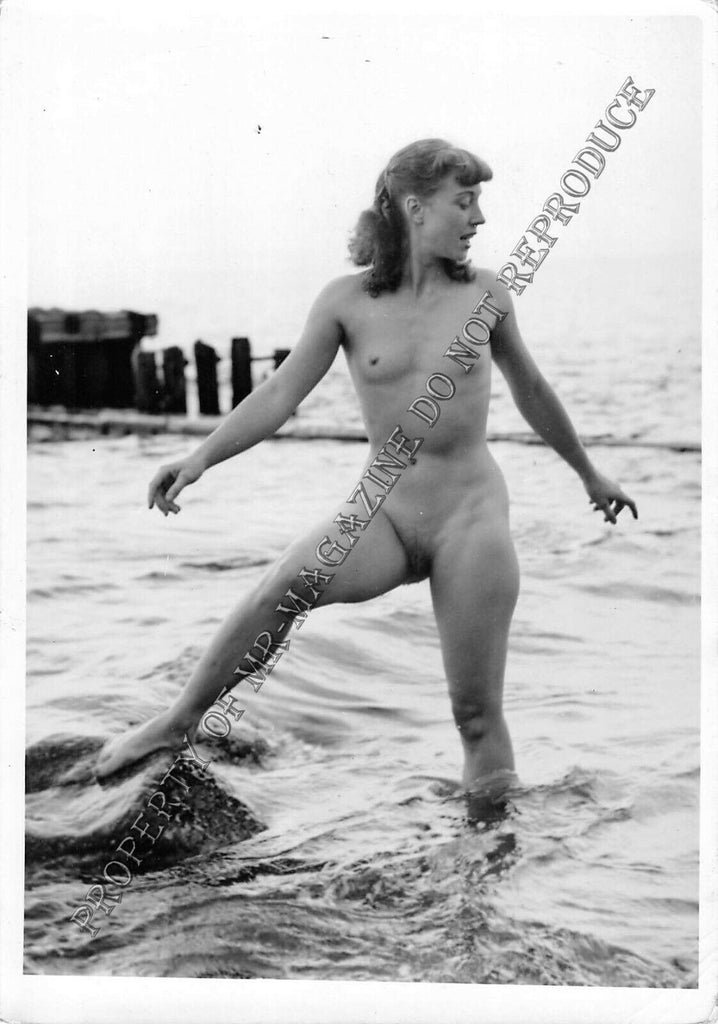 Adult Vintage 1950s B&W Photo 4x6 Sexy Brunette Nude Hairy Pussy on Beach 100FE