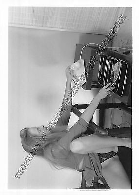 Adult 1990s B&W Photo 5x7 Bondage Beautiful Blonde Reading Dirty Magazine 70NX