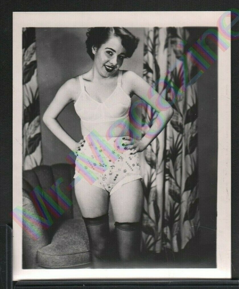 Vintage B&W Risque Pinup 4" x 5" Sexy Brunette Cheesecake AU80