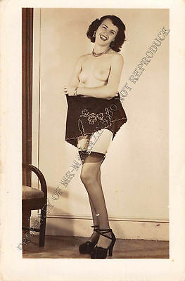 Adult B&W Photo 1940s/50s 2.5x4 Beautiful Brunette Posing Topless Pin Up 78MG