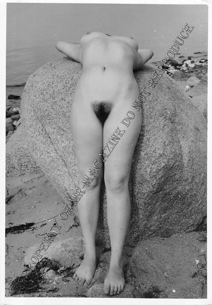 Adult Vintage 1950s B&W Photo 4x6 Sexy Brunette Nude Hairy Pussy on Beach 96FE