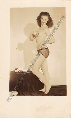 Adult B&W Photo 1940s/50s 2.5x4 Beautiful Brunette Posing Topless Pin Up 42MG