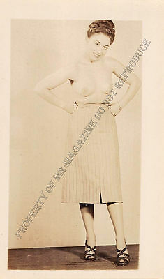 Adult B&W Photo 1940s/50s 2.5x4 Beautiful Brunette Posing Topless Pin Up 139MG