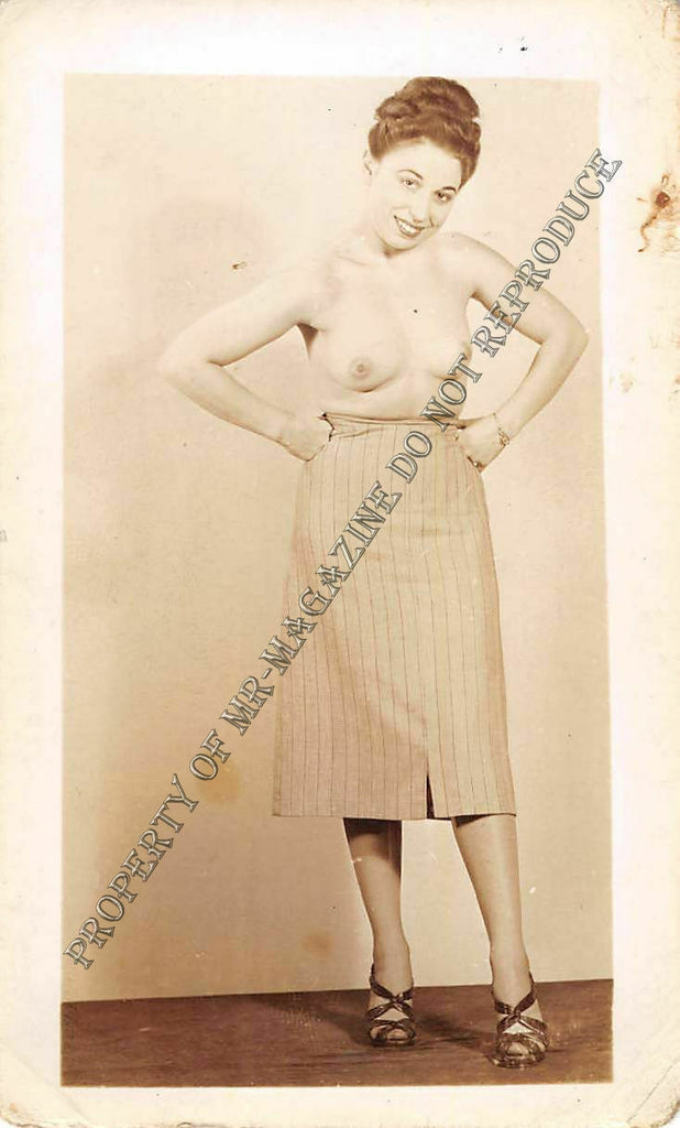 Adult Vintage 1950s B&W Photo 2.5x4 Sexy Brunette Pin Up Model Undressing 61FG