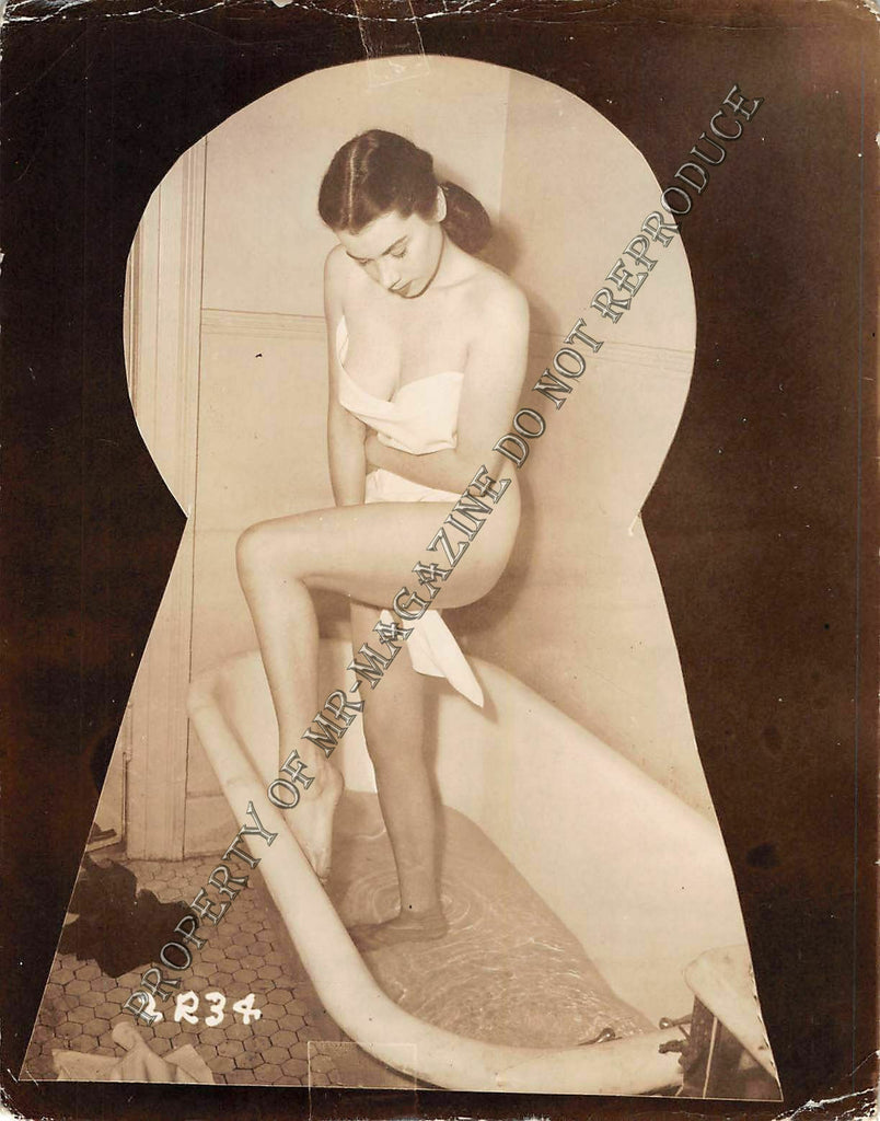 Adult Vintage 1950s B&W Photo 4x5 Brunette Housewife in Towel Seductive 228FF