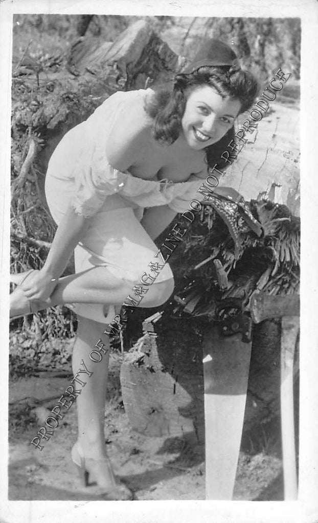 Adult B&W Photo Vintage 2.5x4" Sexy Brunette Outdoors Nude Stripping 20FS